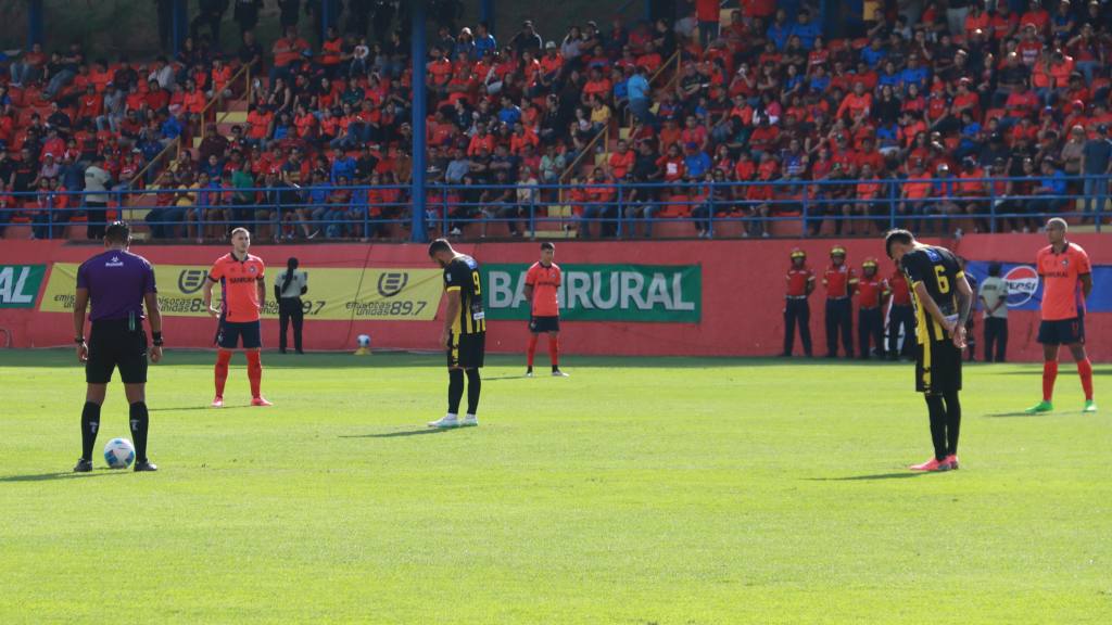 Minuto de silencio entre Municipal y Aurora | Alex Meoño