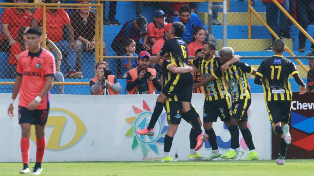 Celebración de Aurora ante Municipal | Alex Meoño