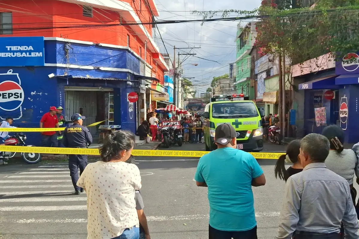 Los vecinos llamaron al teléfono 123 de los Bomberos Municipales para que llegaran a dar auxilio al lugar., Bomberos Municipales. 