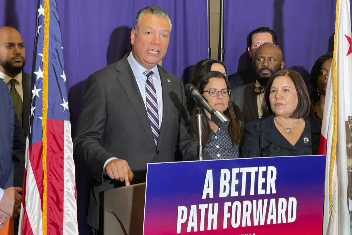 El senador por California Alex Padilla habla durante una conferencia de prensa este viernes, en Los Ángeles (EE, UU