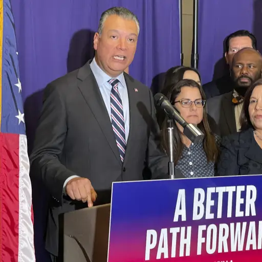 El senador por California Alex Padilla habla durante una conferencia de prensa este viernes, en Los Ángeles (EE ,UU