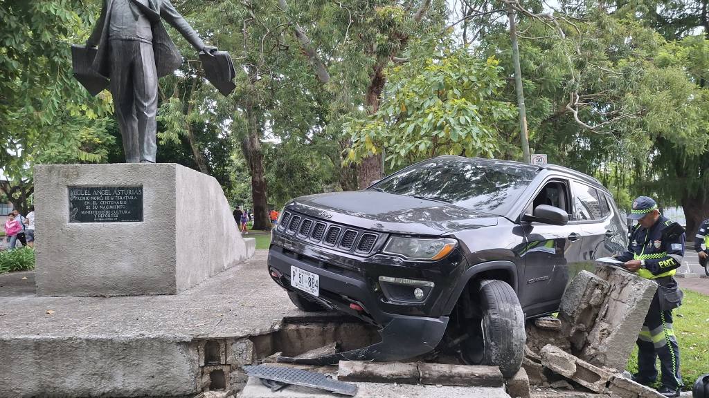 Conductor embiste monumento de Miguel Ángel Asturias | Álex Meoño
