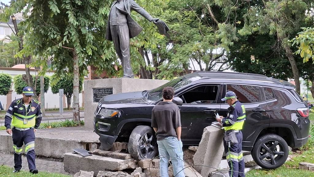 Conductor embiste monumento de Miguel Ángel Asturias | Álex Meoño