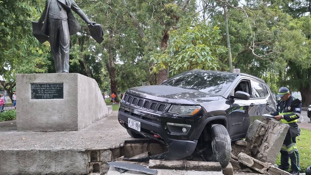 Conductor embiste monumento de Miguel Ángel Asturias | Álex Meoño