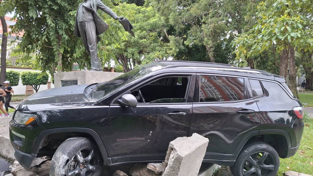 Conductor embiste monumento de Miguel Ángel Asturias | Álex Meoño