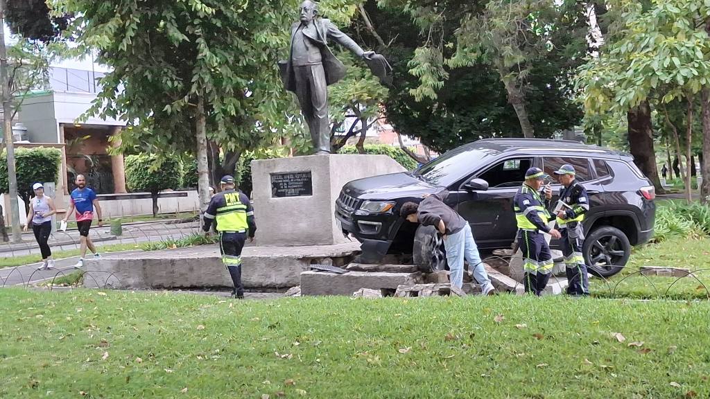 Conductor embiste monumento de Miguel Ángel Asturias | Álex Meoño