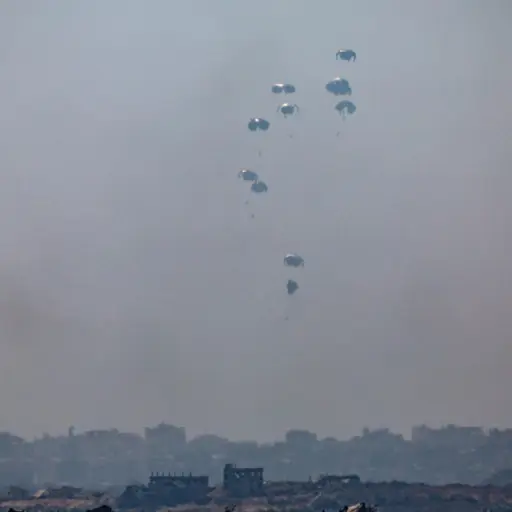 El Ejército jordano lanza ayuda humanitaria en paracaídas sobre la parte norte de la Franja de Gaza, según se ve desde Sderot, en el sur de Israel, este domingo 27 de julio de 2025, para aliviar la crisis humanitaria que ha provocado la muerte por desn , EFE/EPA/ATEF SAFADI