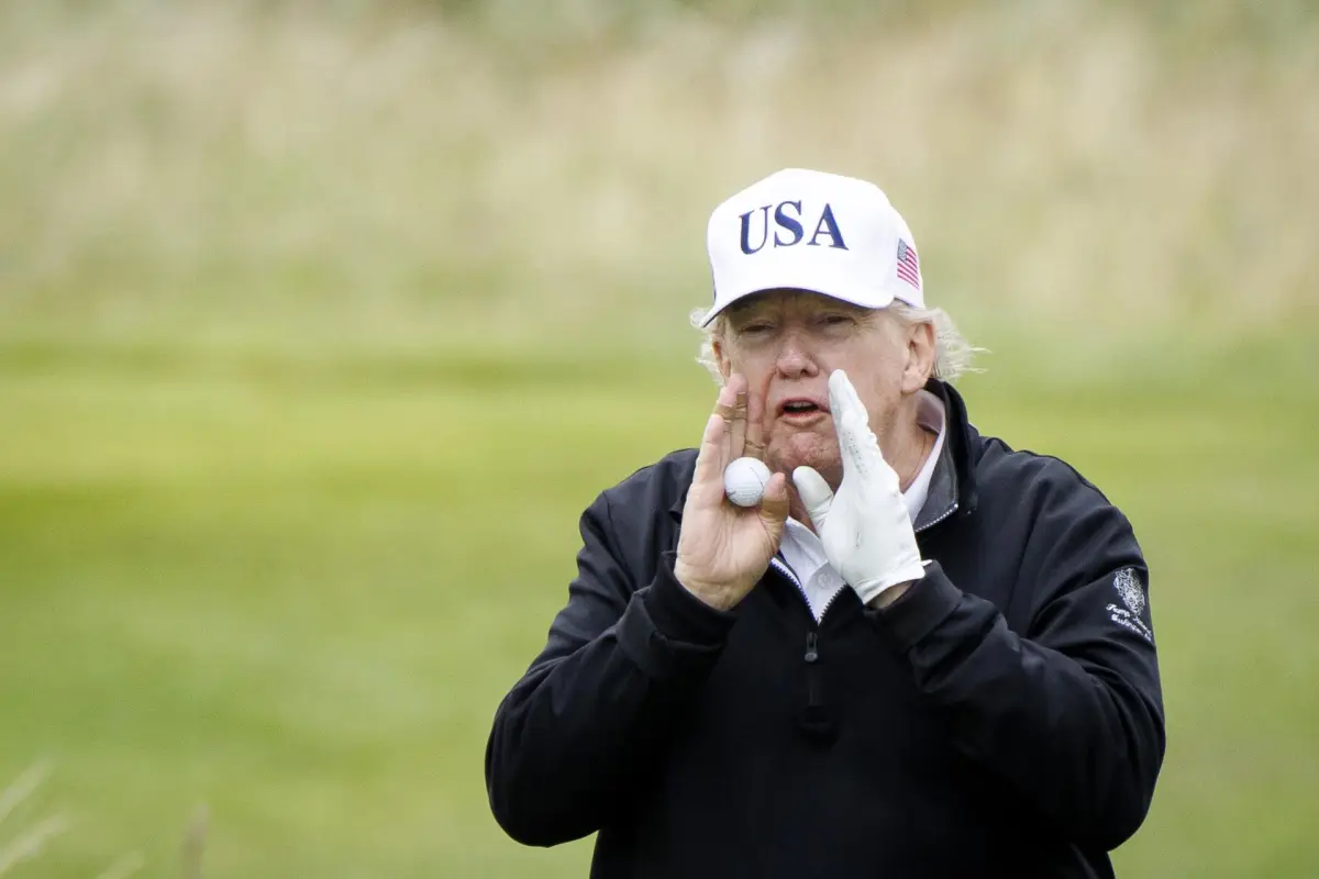 El presidente de Estados Unidos, Donald Trump, realiza declaraciones a los medios informativos mientras juega en el campo de golf Trump Turnberry durante su visita a Escocia,  EFE/EPA/Tolga Akmen
