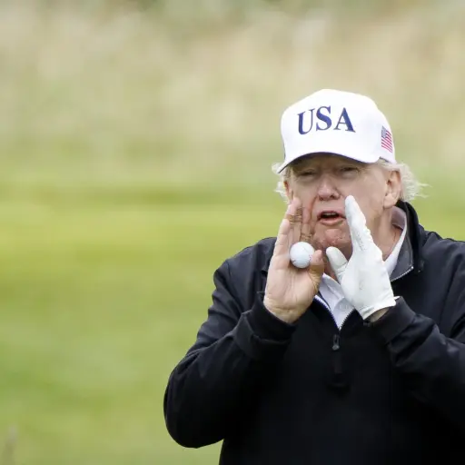 El presidente de Estados Unidos, Donald Trump, realiza declaraciones a los medios informativos mientras juega en el campo de golf Trump Turnberry durante su visita a Escocia , EFE/EPA/Tolga Akmen
