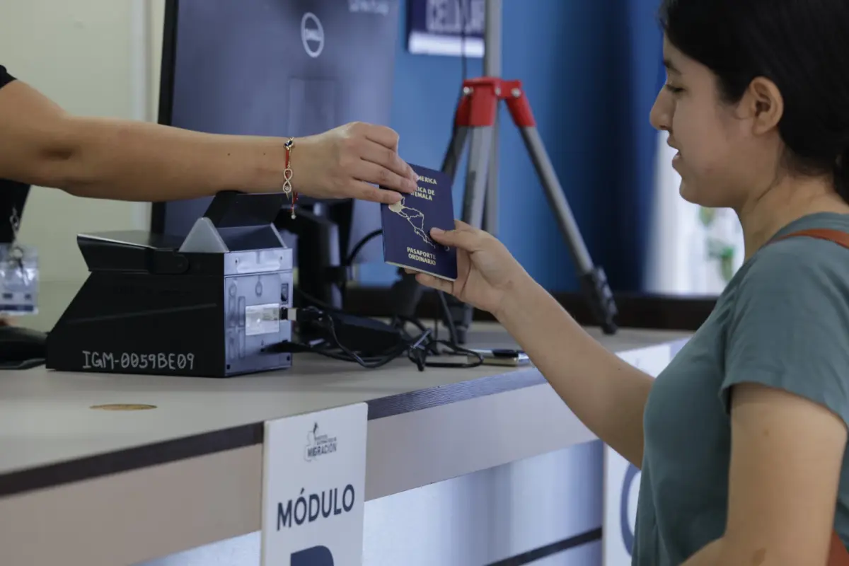 Los servicios de Migración que se agilizarán son los que se ubican en puntos fronterizos y en el Aeropuerto Internacional La Aurora., Redes sociales.