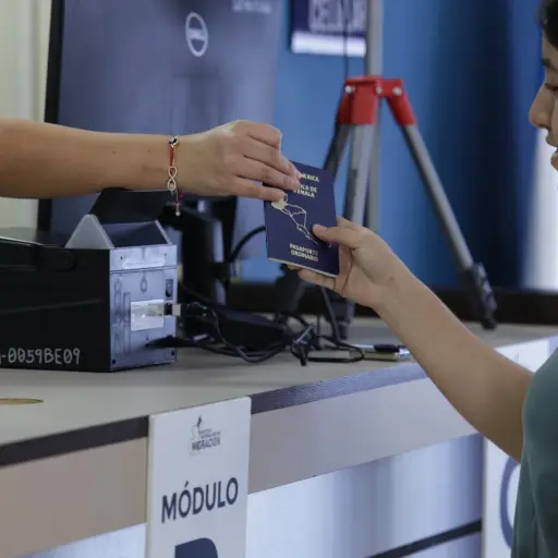 Los servicios de Migración que se agilizarán son los que se ubican en puntos fronterizos y en el Aeropuerto Internacional La Aurora. ,Redes sociales.