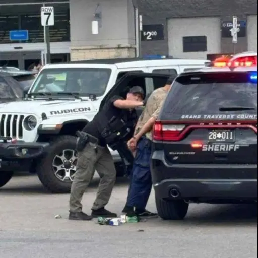 Los hechos ocurrieron en un establecimiento ubicado en Traverse City, en Michigan. ,Captura de pantalla video X.