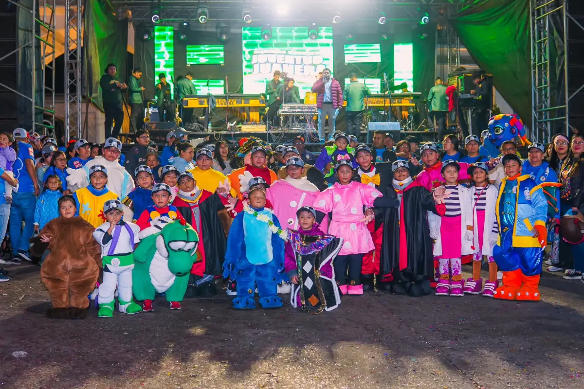 El publicó aplaudió a los niños al finalizar el baile de este año., Cortesía.