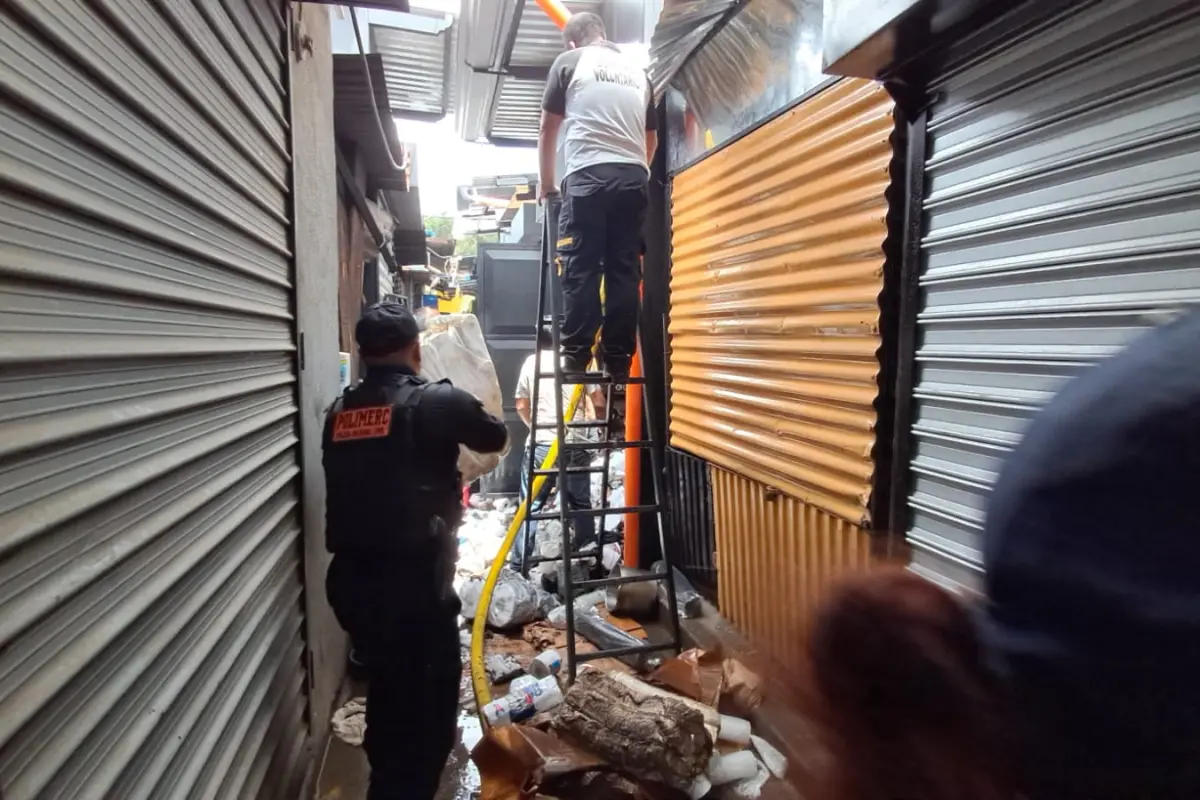 Agentes de la PNC, especializados en mercados, participaron en las tareas para apagar el incendio del Mercado de Antigua Guatemala. , PNC de Guatemala.