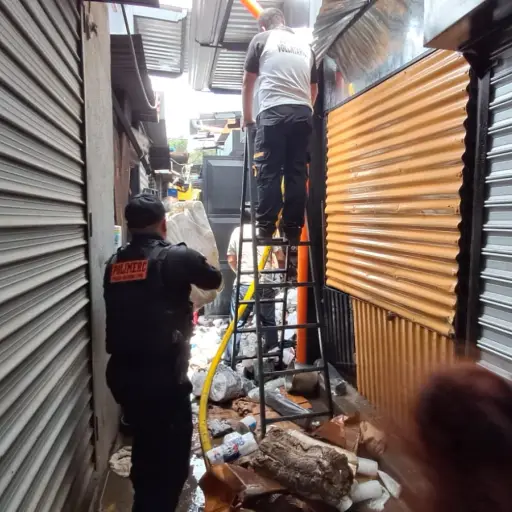 Agentes de la PNC, especializados en mercados, participaron en las tareas para apagar el incendio del Mercado de Antigua Guatemala.  ,PNC de Guatemala.