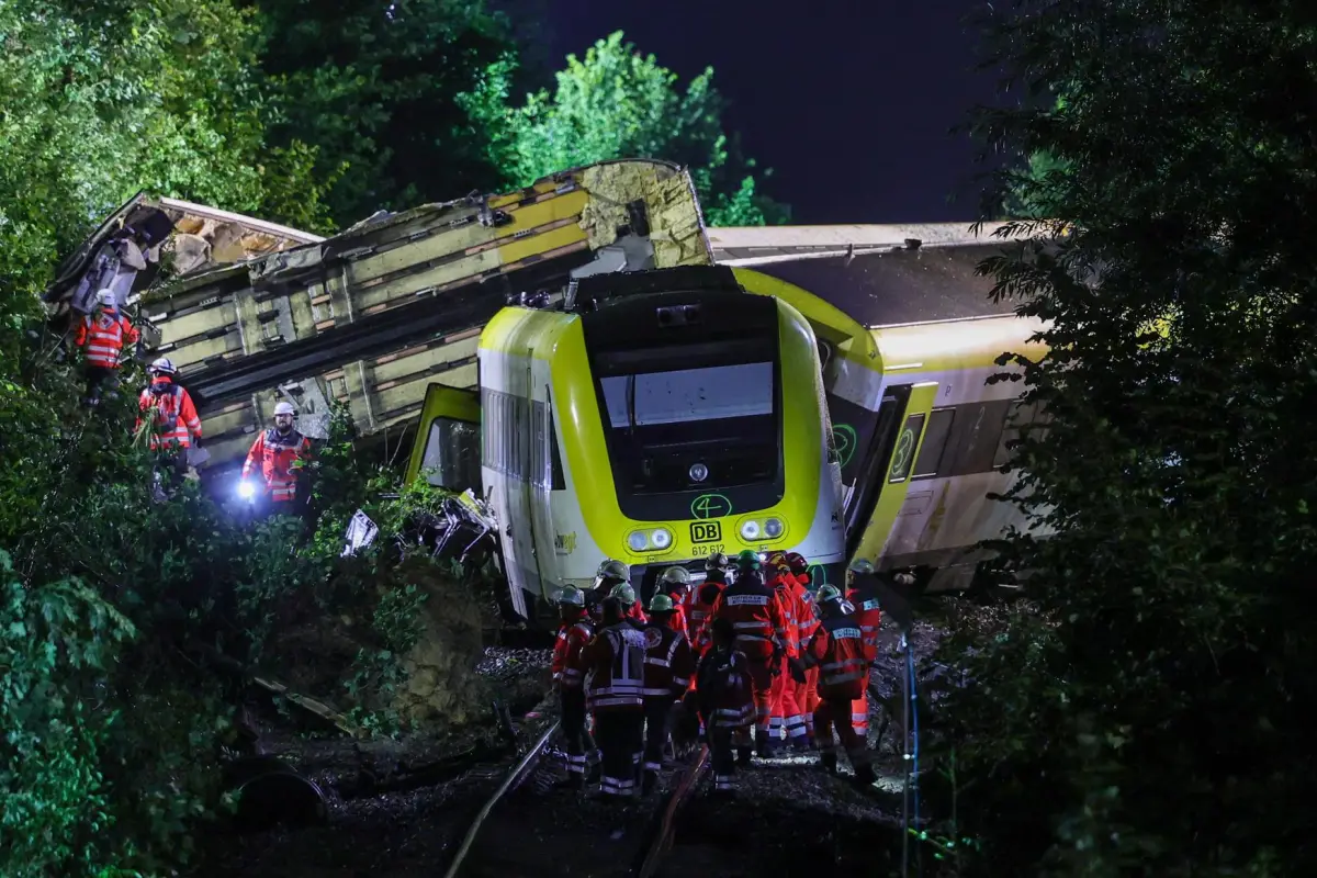 Equipos de emergencia en el lugar del accidente de un tren de pasajeros descarrilado cerca de Riedlingen, Alemania, EFE/EPA/RONALD WITTEK