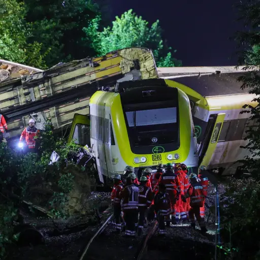 Equipos de emergencia en el lugar del accidente de un tren de pasajeros descarrilado cerca de Riedlingen, Alemania , EFE/EPA/RONALD WITTEK
