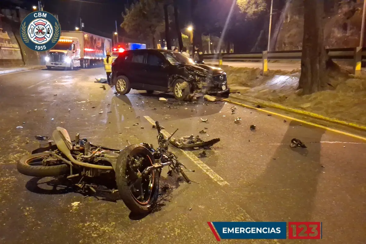 En el área del accidente se mantiene un cierre vehicular parcial., Bomberos Municipales