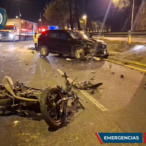 En el área del accidente se mantiene un cierre vehicular parcial. ,Bomberos Municipales