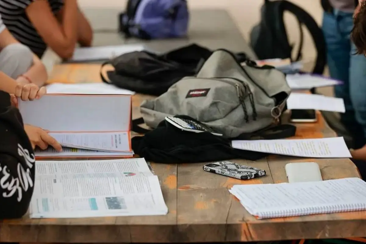 estudiantes becas educación mochila escuela