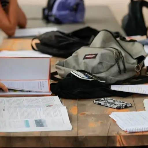 estudiantes becas educación mochila escuela