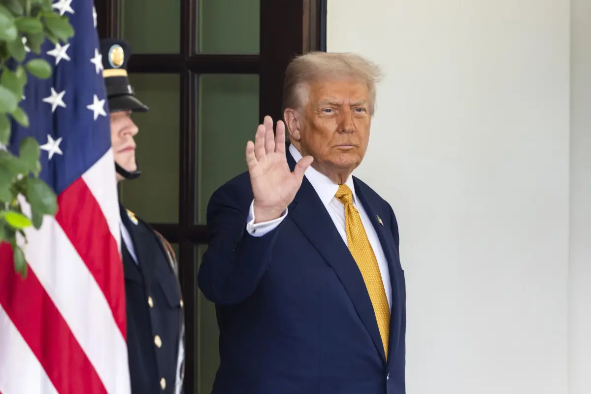 Donald Trump saluda en la Casa Blanca, EFE