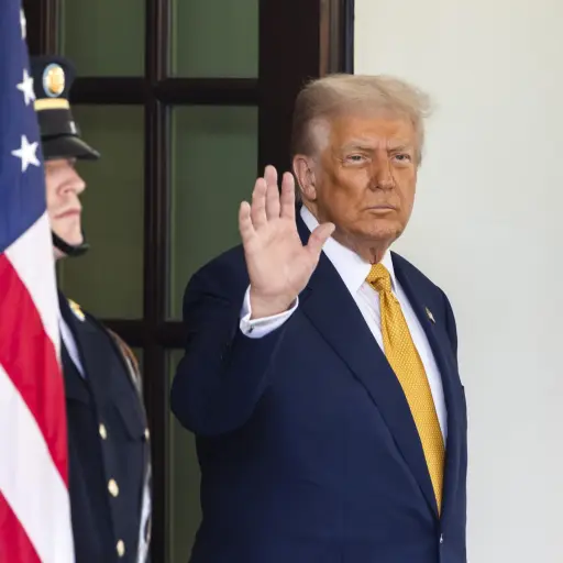 Donald Trump saluda en la Casa Blanca ,EFE