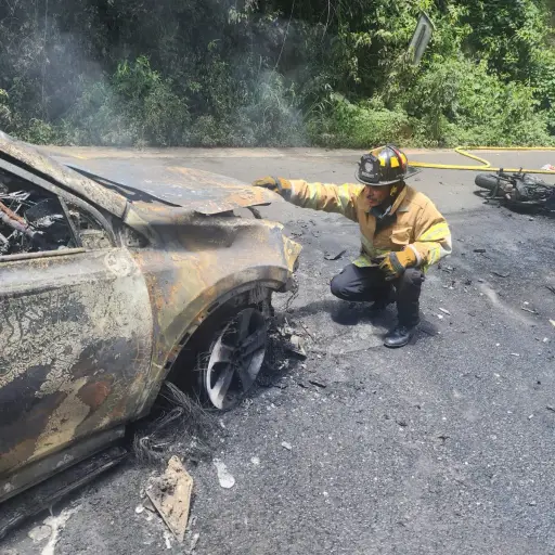 El automóvil y la motocicleta involucrados en el accidente en ruta a El Salvador quedaron totalmente carbonizados. ,Bomberos Voluntarios
