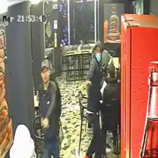 Comensales son asaltados a punta de pistola ,Captura de pantalla video X.