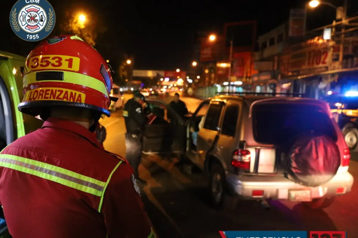 El conductor impactó su vehículo contra un separador vial., Bomberos Municipales
