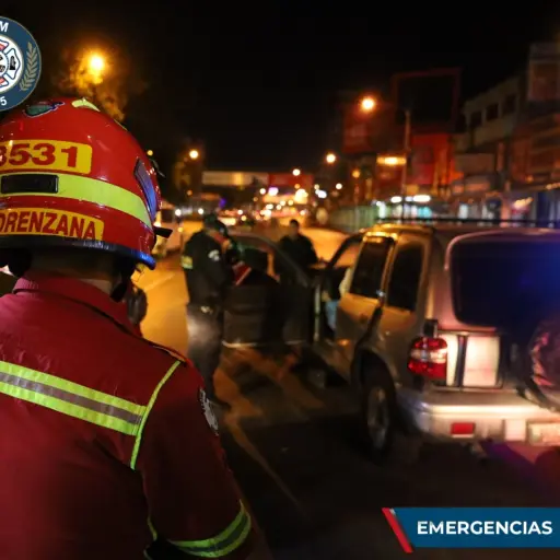 El conductor impactó su vehículo contra un separador vial. ,Bomberos Municipales