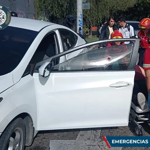 La víctima del ataque armado es la conductora de un vehículo. ,Bomberos Municipales