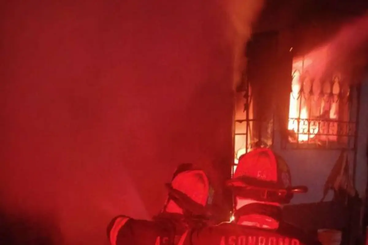 El fuego consumió parte de la vivienda y un vehículo., Bomberos Municipales Departamentales