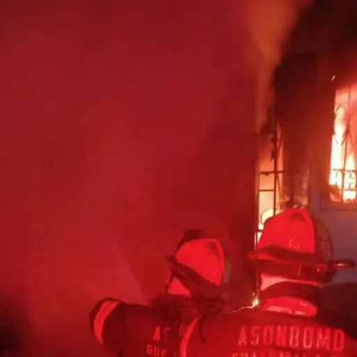 El fuego consumió parte de la vivienda y un vehículo. ,Bomberos Municipales Departamentales