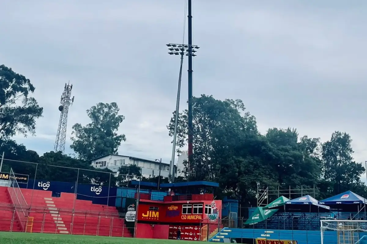 Municipal instala postes para la iluminación del estadio El Trébol 