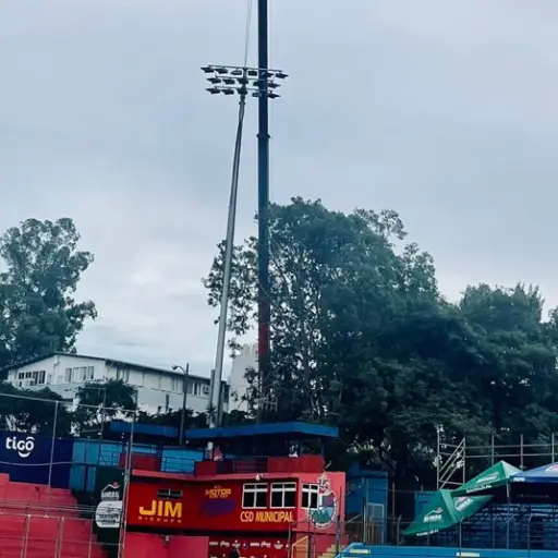 Municipal instala postes para la iluminación del estadio El Trébol 