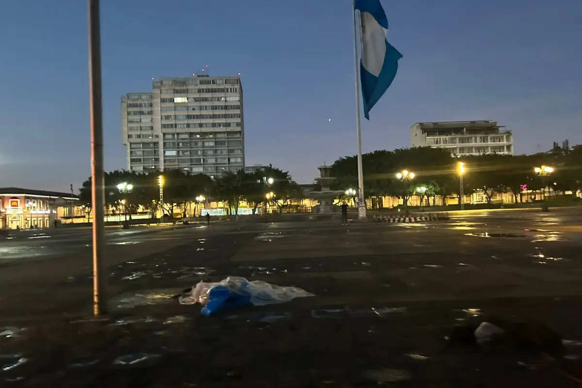 En la plaza de la Constitución amaneció sin presencia de manifestantes del STEG., Jaime Montenegro/EU