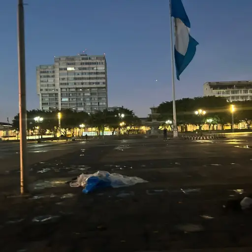 En la plaza de la Constitución amaneció sin presencia de manifestantes del STEG. ,Jaime Montenegro/EU