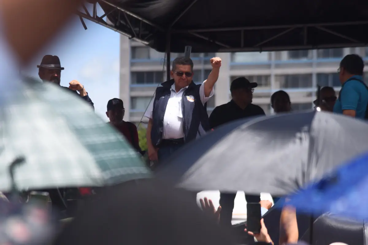 El dirigente magisterial Joviel Acevedo en la plaza de la Constitución, el día en que fue levantado un campamento que mantuvo casi dos meses el STEG., Omar Solís/Emisoras Unidas