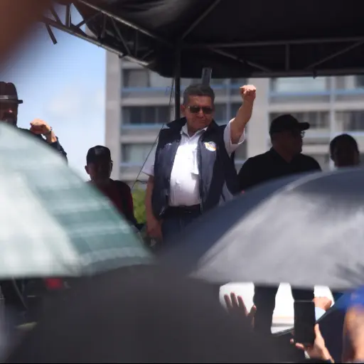 El dirigente magisterial Joviel Acevedo en la plaza de la Constitución, el día en que fue levantado un campamento que mantuvo casi dos meses el STEG. ,Omar Solís/Emisoras Unidas