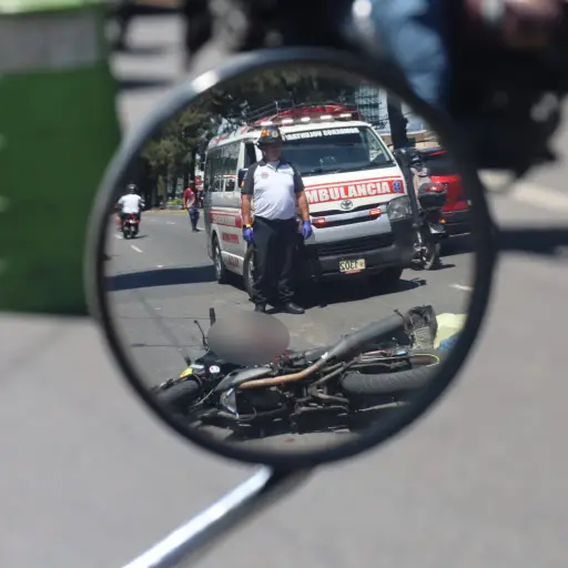 El motorista fallecido en la calzada San Juan tenía 21 años de edad. ,Bomberos Voluntarios