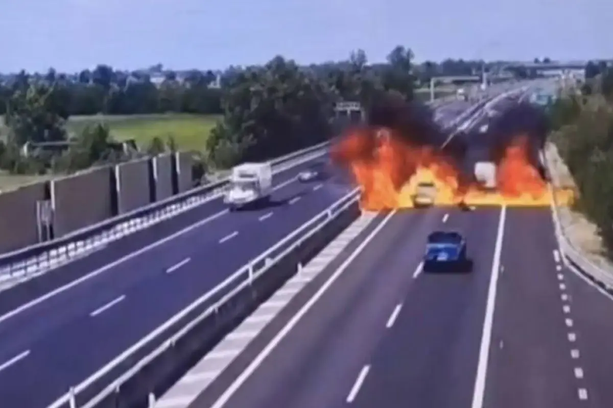 Avioneta se desploma en autopista del norte de Italia., Captura de pantalla video X.