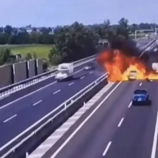 Avioneta se desploma en autopista del norte de Italia. ,Captura de pantalla video X.