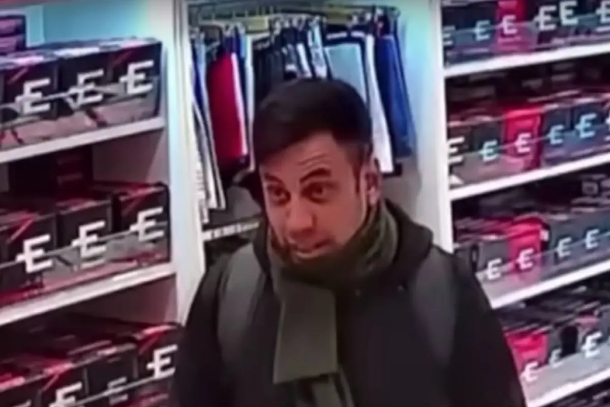 Robo en tienda de ropa., Captura de pantalla video Youtube.