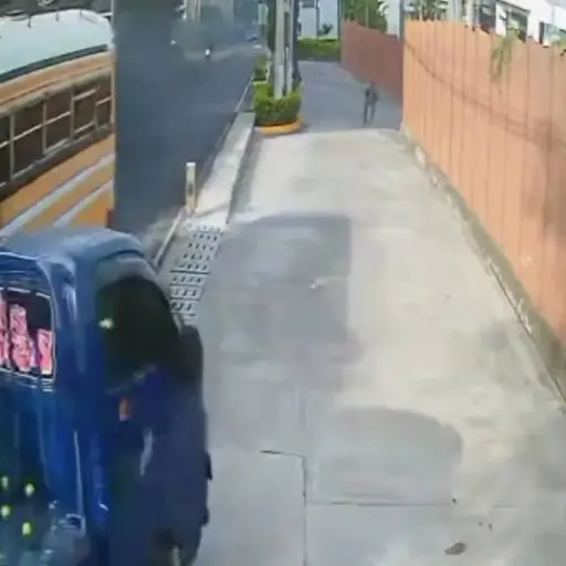 Piloto de bus estuvo a punto de causar accidente. ,Captura de pantalla video X.