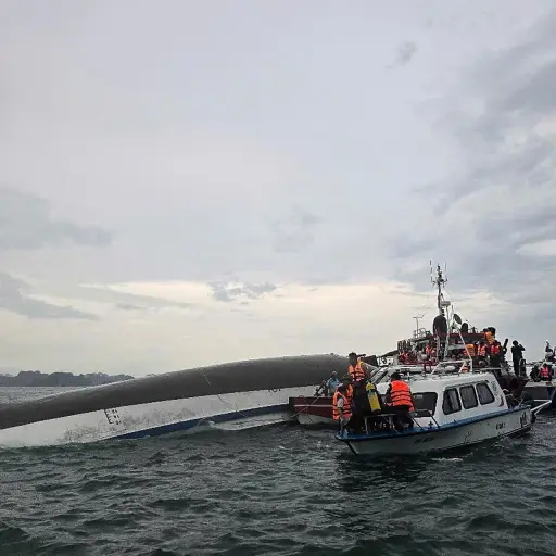 Foto distribuida por la Agencia de Noticias de Vietnam que muestra a los rescatistas buscando víctimas después de que un barco turístico volcara en la bahía de Ha Long, provincia de Quang Ninh, (Vietnam) , EFE/EPA/VIETNAM NEWS AGENCY
