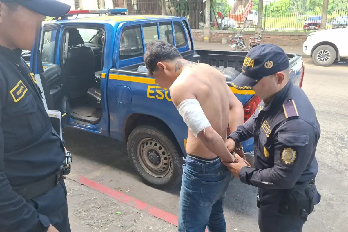 Después de recibir apoyo del personal médico, el supuesto ladrón fue llevado ante la justicia., PNC de Guatemala.