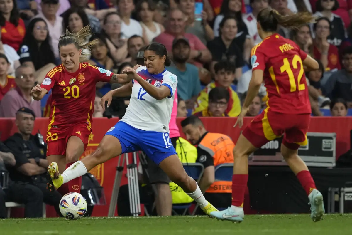 La futbolista inglesa Jess Carter denunció en abusos racistas durante la Eurocopa 2025, y advirtió que las críticas deportivas son válidas, pero nunca los ataques por raza o apariencia - EFE