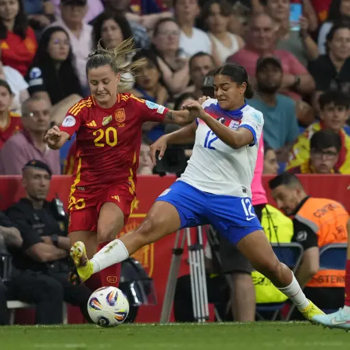 La futbolista inglesa Jess Carter denunció en abusos racistas durante la Eurocopa 2025, y advirtió que las críticas deportivas son válidas, pero nunca los ataques por raza o apariencia - EFE