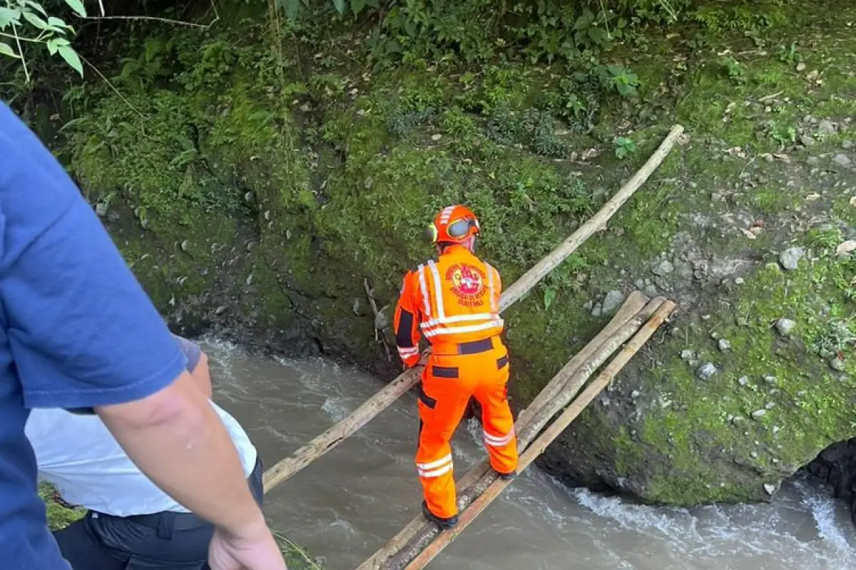 Los bomberos utilizaron distintas técnicas para las tareas de búsqueda y rescate., Bomberos Voluntarios.
